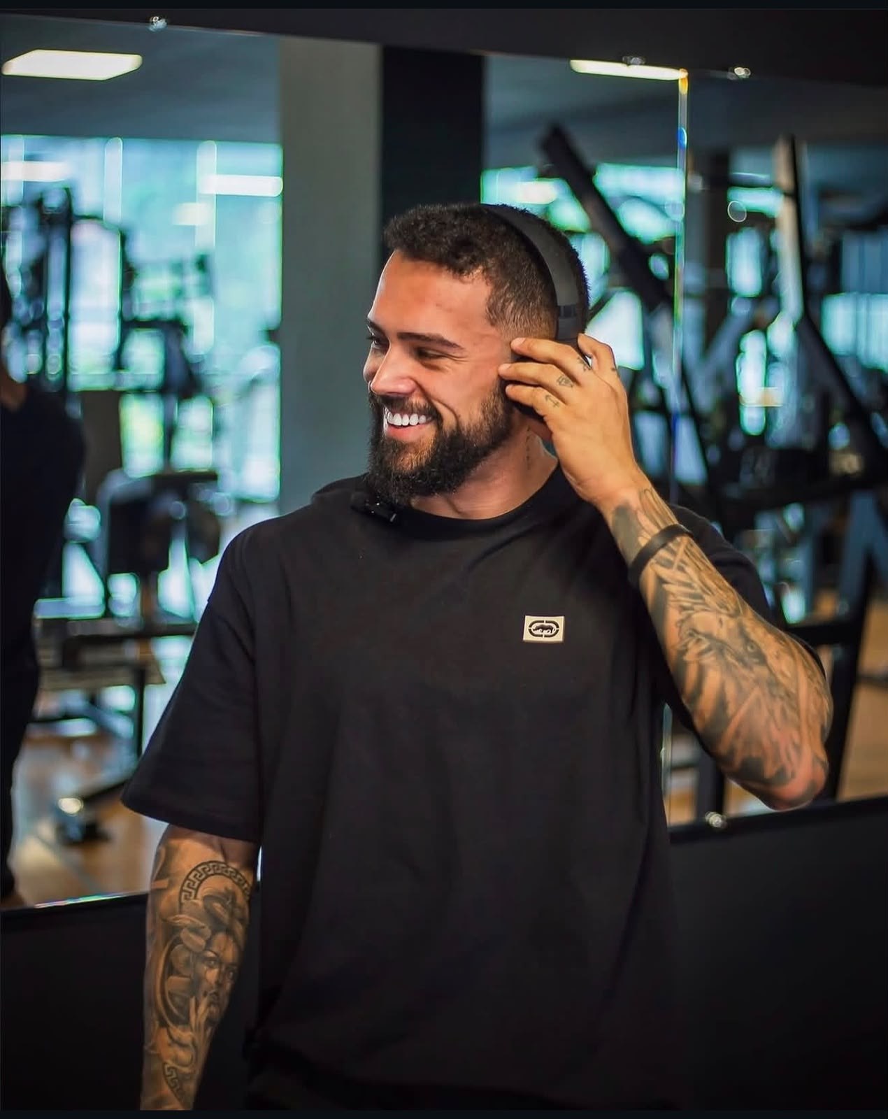 Cairo Rossi sorrindo em ambiente de academia